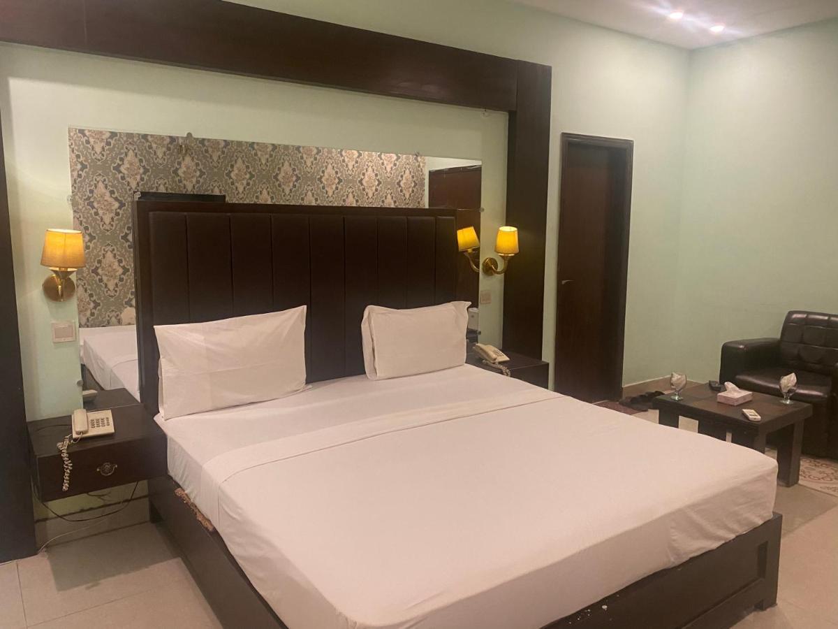 Hotel Royal One Multan Extérieur photo