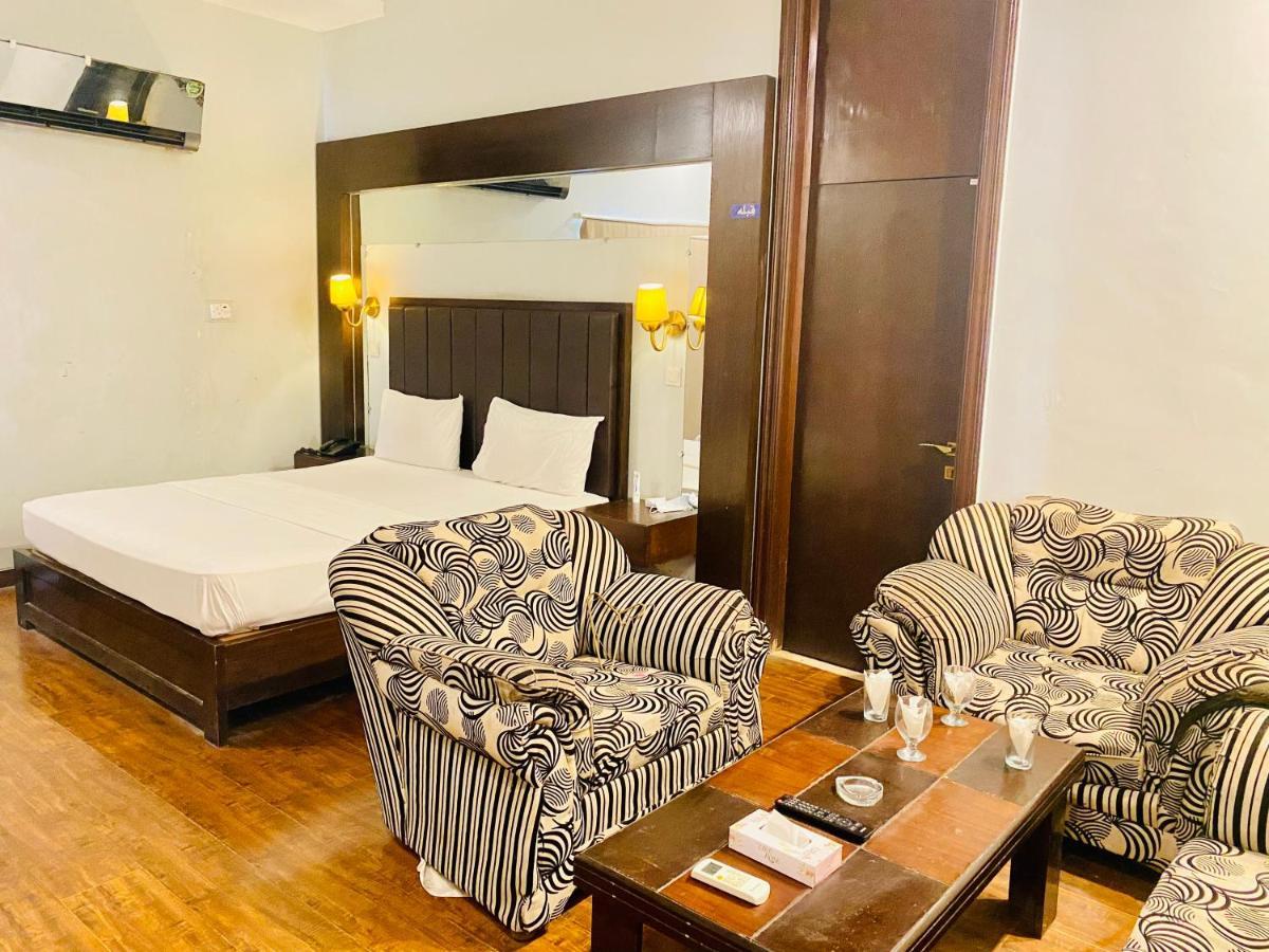 Hotel Royal One Multan Extérieur photo
