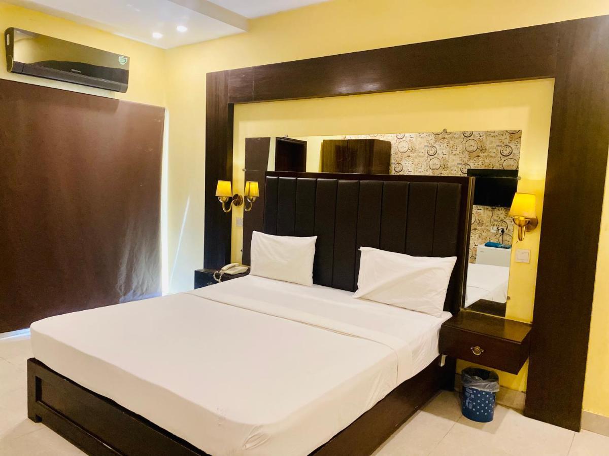 Hotel Royal One Multan Extérieur photo